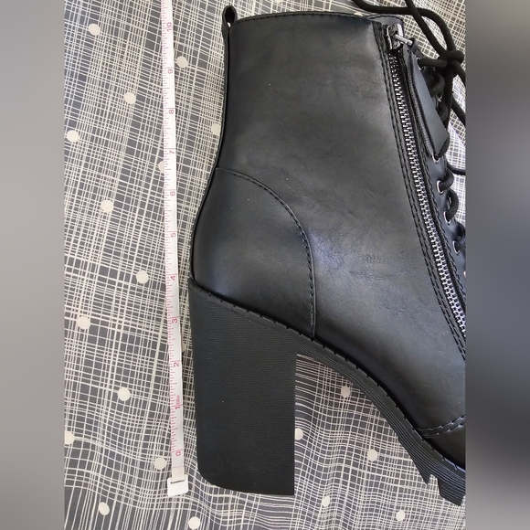 NWOT black boots 9 - Picture 6 of 7